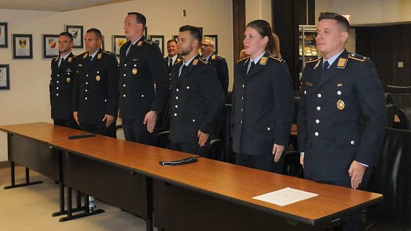 800px-2348128_Six_German_Air_Force_offic