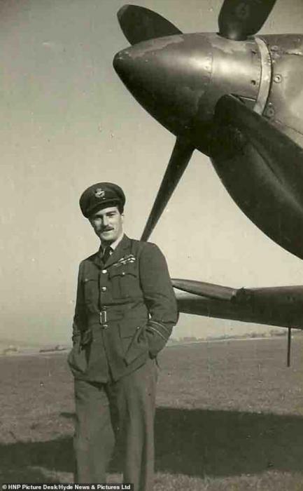 RAF Ace Wg Cmdr Paul Farnes.jpg