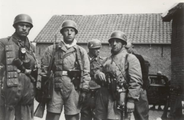 german-paratroopers-in-holland-1940.-war-relics-forum.jpg