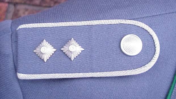 DDR Zoll Off tunic shoulder boards.JPG