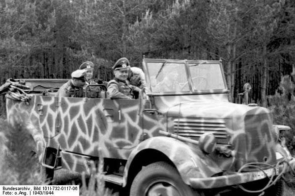 Bundesarchiv_Bild_101I-732-0117-06-_Russland-_Offiziere_in_Mercedes-Benz_Kfz.jpg.55e1650a4250260f3331c30a5cff6ed3.jpg