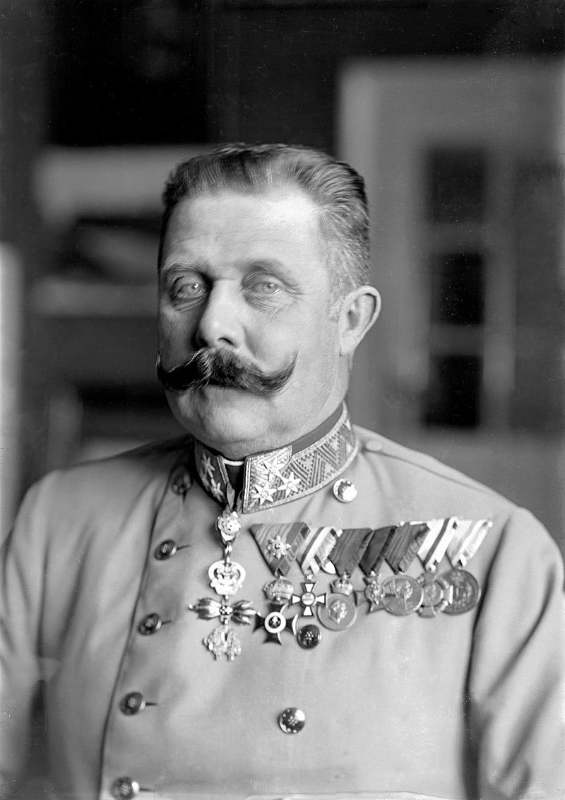 Brustbild Franz Ferdinand Erzherzog von Österreich-Este (1863–1914) in Uniform.jpg