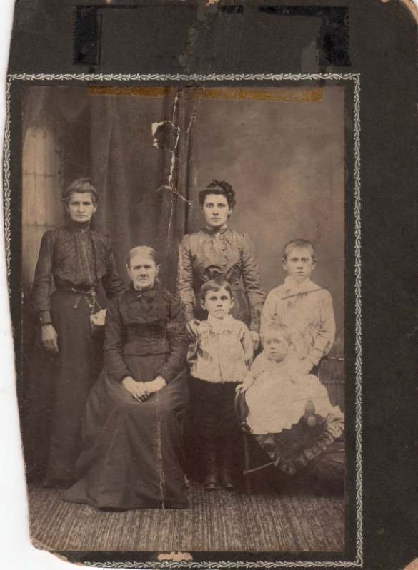 633911475_4generations.jpg.119d8053d1c3bd22d830e968d9f4c04d.jpg