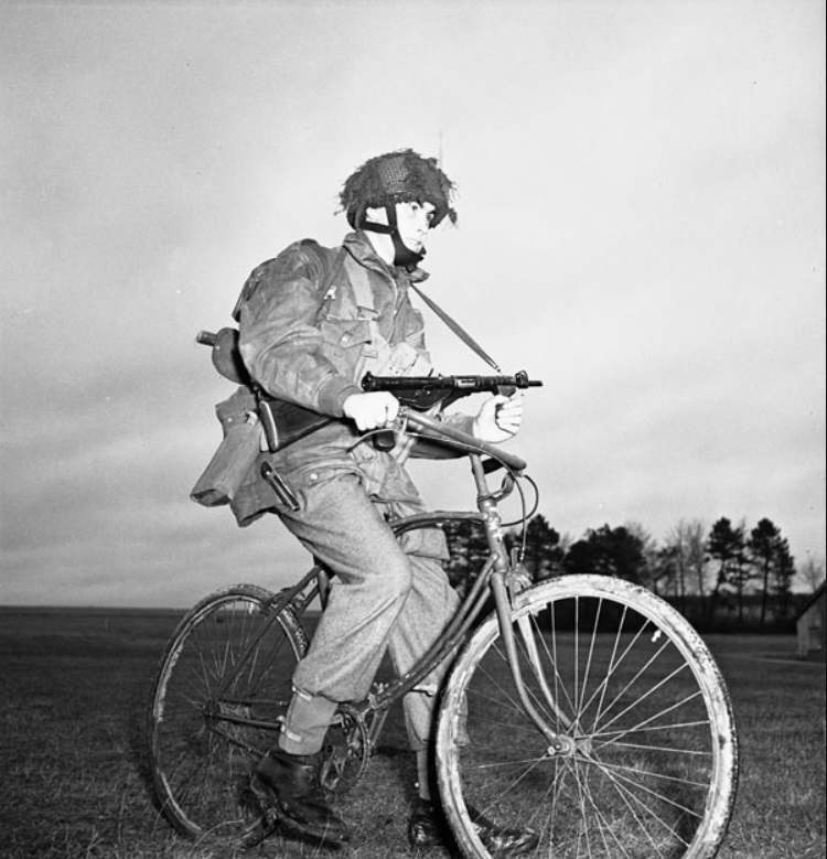 private-tom-j.-phelan-1st-canadian-parachute-battalion-sten-folding-bicycle.jpg.b11496889e2f61aa1d226a28fa18ab60.jpg